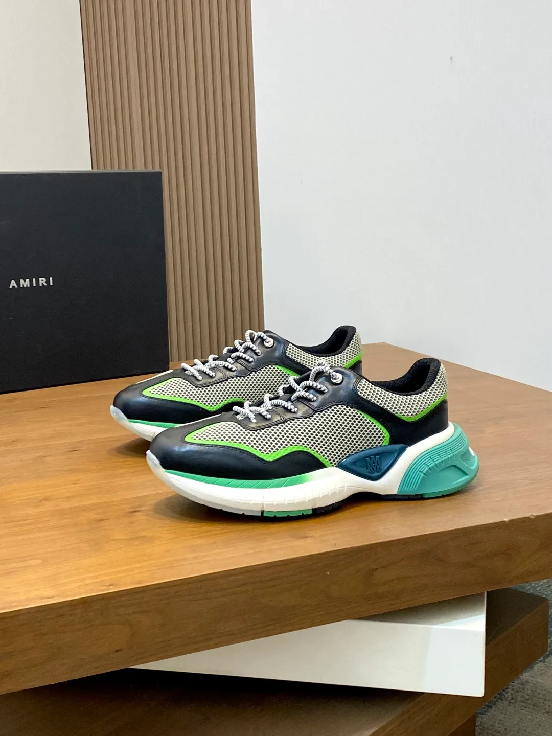 Men's shoes 💰740 AMIRI's new men's casual sports shoes, made of first-layer cowhide leather uppers and spliced ​​with original breathable mesh, rich in three-dimensionality, contrasting color design, simple style, fashionable and sporty, breathable mesh lining, original ultra-light outsole, a must-have item for daily leisure! Size: 38-45 (38, 45 customized)